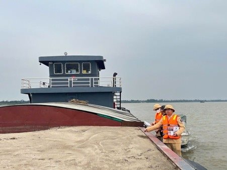 Hà Nội ra quân xử lý vi phạm trên tuyến đường thủy nội địa