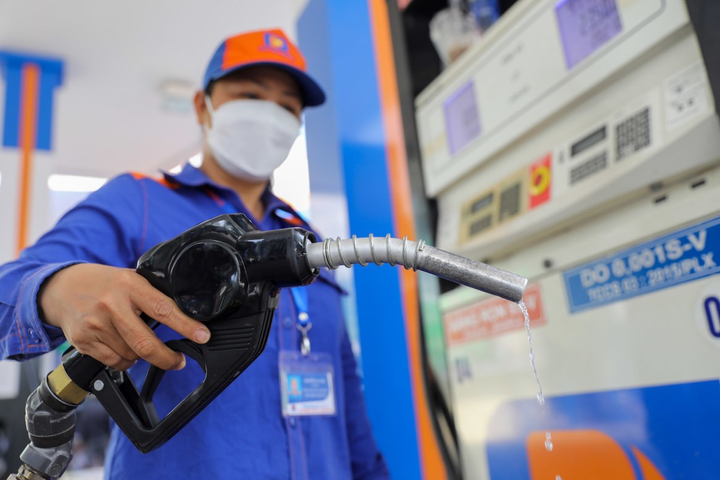 Giá xăng dầu ngày 29/12: Dự báo tiếp tục đà giảm tuần mới