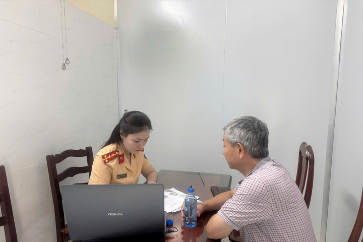Ô tô giành hết đường xe máy, bất ngờ với lý do của tài xế