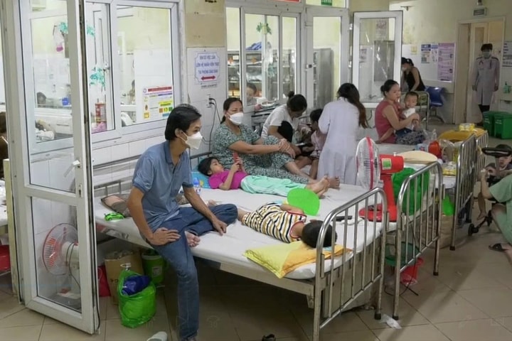 Những sai lầm khi chăm sóc trẻ mắc sốt xuất huyết tại nhà