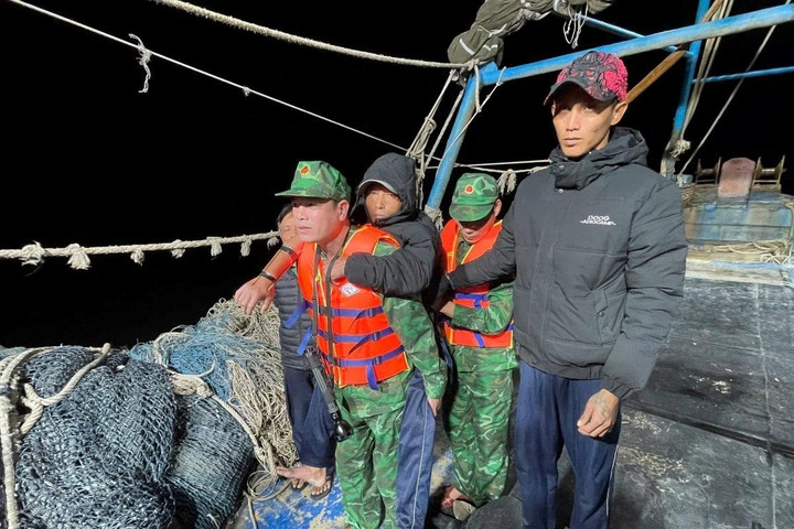 Đồn Biên phòng Cát Bà ứng cứu thuyền viên bị nạn trong đêm