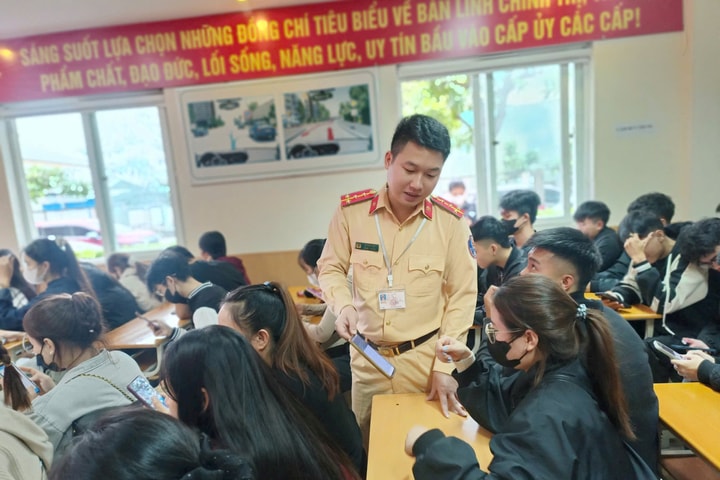 Nghệ An: Thi đỗ sát hạch, người dân được cấp GPLX điện tử.
