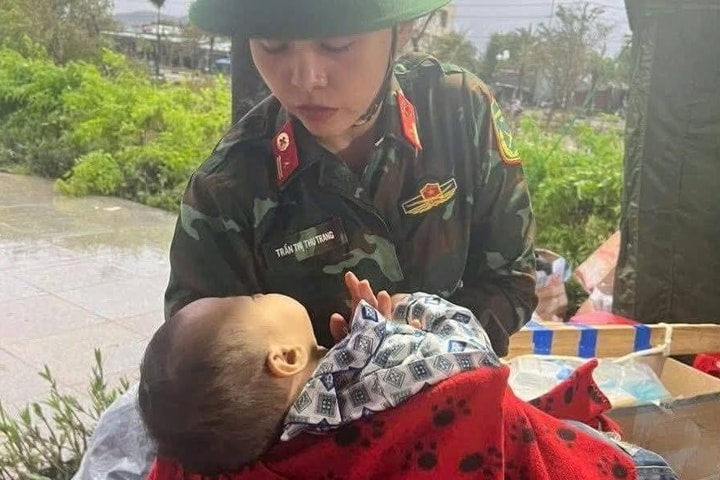 Quân y kịp thời cứu cháu bé 2 tuổi trong nước lũ