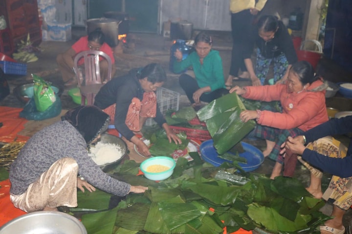 Chung tay gói hơn 1.000 bánh chưng gửi tặng đồng bào vùng lũ