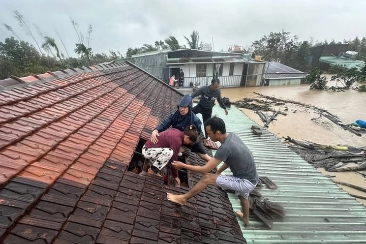 Thủ tướng chỉ đạo khẩn trương tiếp cận vùng ngập sâu, không để người dân bị cô lập