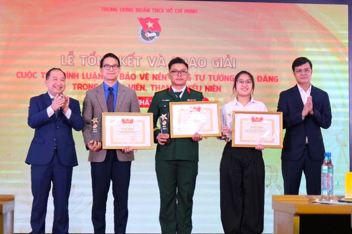 Trao giải Cuộc thi chính luận bảo vệ nền tảng tư tưởng của Đảng trong thanh niên