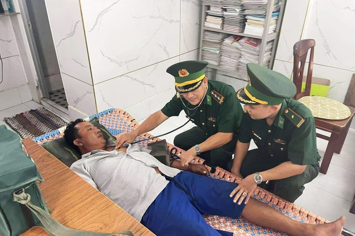 4 ngư dân và tàu cá bị nạn trên biển