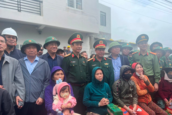 Đại tướng Phan Văn Giang thăm người dân vùng lũ Gia Lai