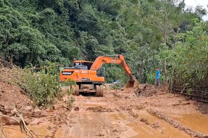 Trung Bộ còn 13 điểm tắc đường do mưa lũ đặc biệt lớn