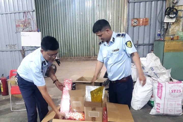 Quản lý thị trường TP.HCM tịch thu gần 10.000 sản phẩm vi phạm sau 1 tháng