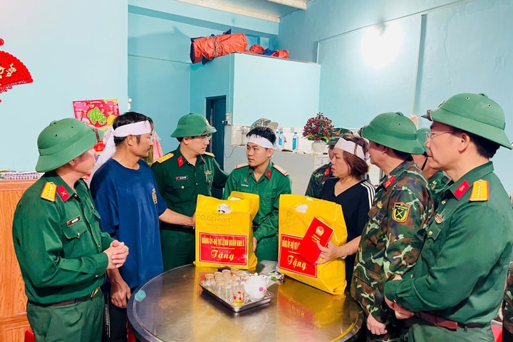Quân khu 5 động viên chiến sĩ mất hai em trong sạt lở ở Đắk Lắk