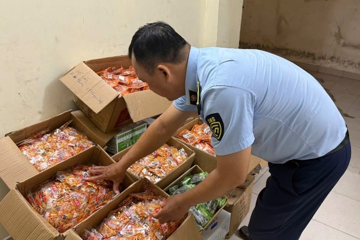 TP.HCM: Tạm giữ 5.000 sản phẩm thực phẩm, 150 kg kẹo dẻo "lậu"
