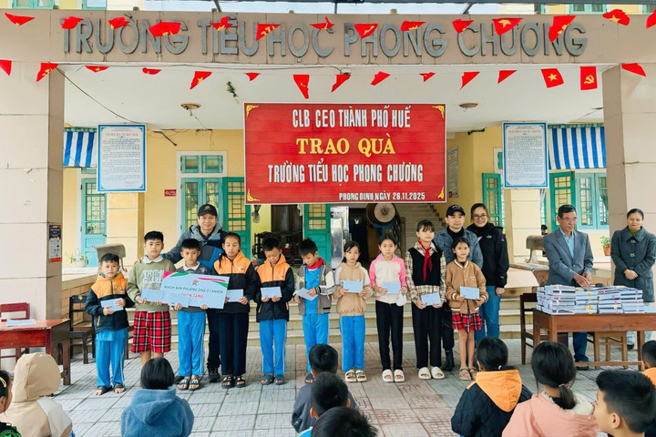 Ấm áp yêu thương gửi học trò Huế sau mùa lũ dữ