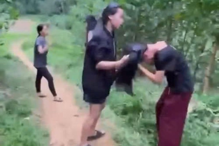 Nhóm học sinh lớp 6 và lớp 7 đánh nhau, bắt quỳ xin lỗi