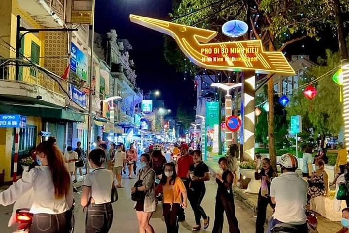 Phố đi bộ Ninh Kiều hoạt động trở lại