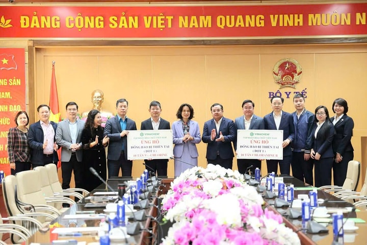 Bộ Y tế tiếp nhận 20 tấn hóa chất khử khuẩn hỗ trợ các tỉnh miền Trung và Tây Nguyên
