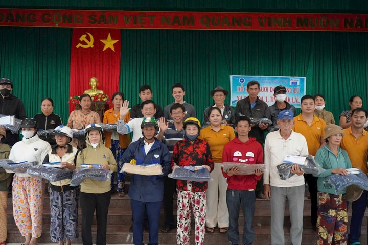 Hỗ trợ hơn 230 triệu đồng giúp người dân Phú Yên cũ tái thiết cuộc sống sau mưa lũ