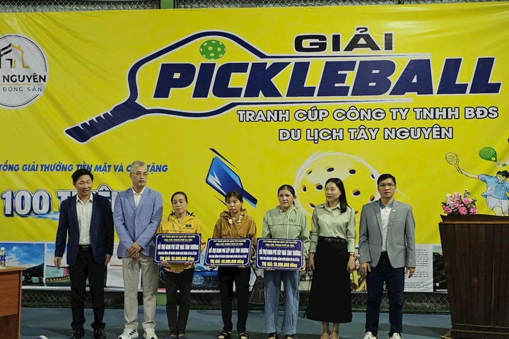 Công ty TNHH Bất động sản Du lịch - Tây Nguyên chia sẻ yêu thương với đồng bào khó khăn xã Ea H’Leo