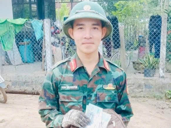 Chiến sĩ Trung đoàn 38 trả lại túi tiền khi giúp dân