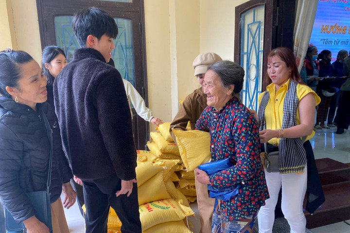 Trao yêu thương đến với bà con vùng lũ miền Trung