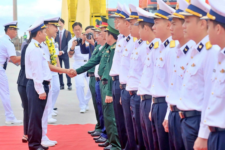 Tàu huấn luyện Hansando cập cảng Tiên Sa