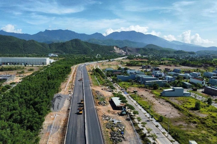 Vốn đầu tư công đẩy mạnh, duy trì đà xây dựng các dự án trọng điểm