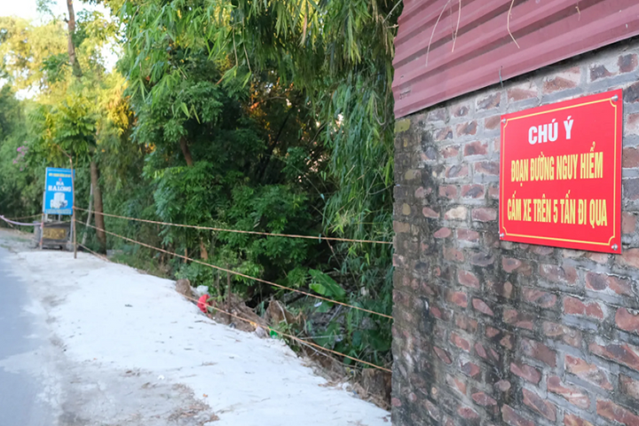 Kiểm tra nhiều điểm sụt lún trên đê Cà Lồ