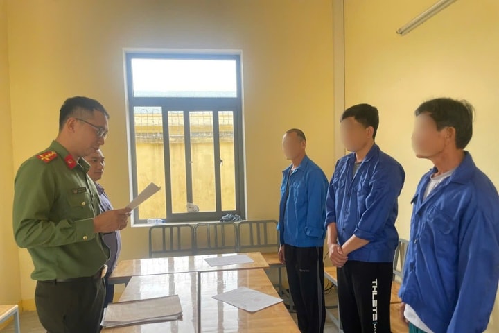 Khởi tố nhóm người “cưa” bom lấy thuốc nổ đem bán