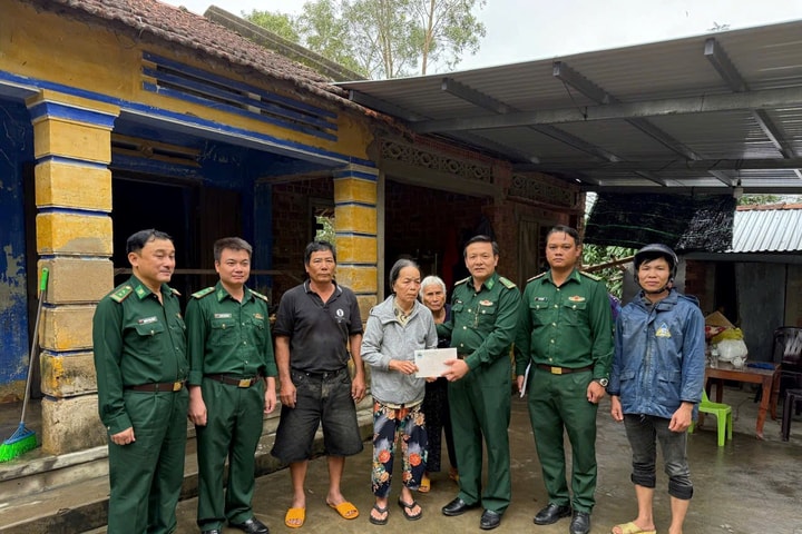 Đắk Lắk: Các đơn vị Biên phòng tiếp tục tổ chức trao quà hỗ trợ nhân dân vùng lũ