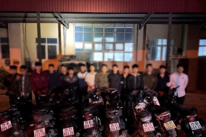Nhóm thanh niên mang hung khí, truy đuổi người đi đường
