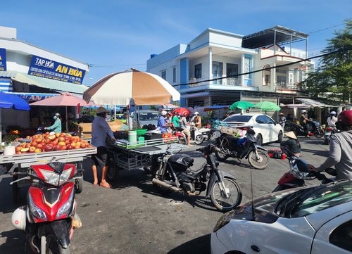 Chợ tự phát gây mất an toàn giao thông