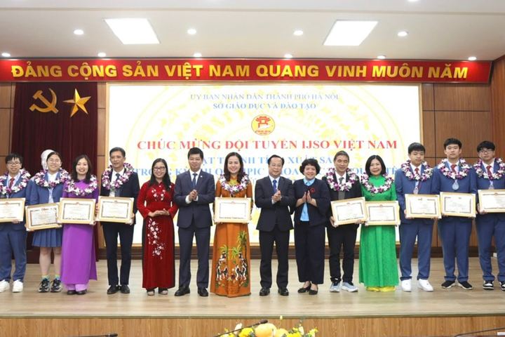 Hà Nội biểu dương đội tuyển IJSO 2025 khi 6/6 thí sinh đoạt huy chương
