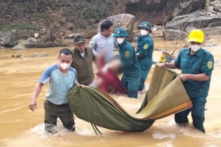 Bàn giao thi thể người đàn ông nghi bị trôi sông cho gia đình