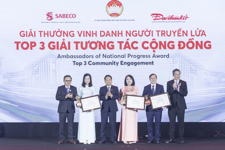 Báo Đại đoàn kết tổ chức thành công chương trình “Vinh danh Người truyền lửa”