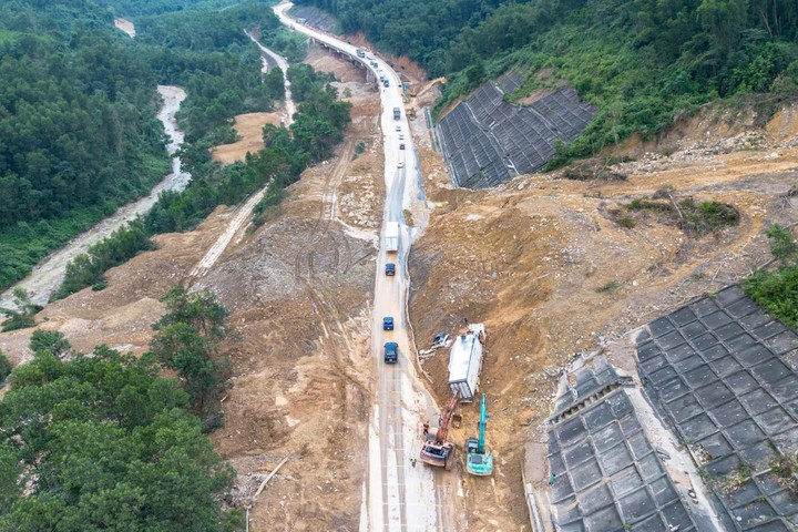 Kéo dài phân luồng trên cao tốc La Sơn - Hòa Liên do nguy cơ sạt lở
