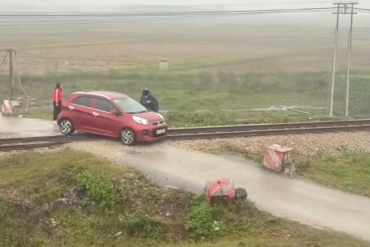 Ô tô kẹt trên đường ray, lái tàu phanh gấp tránh va chạm
