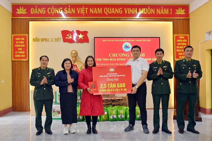 BĐBP TP. Huế nâng bước học sinh biên giới, sẻ chia khó khăn với đồng bào