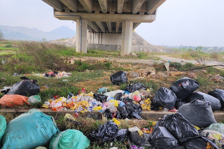Chân cầu cao tốc Diễn Châu - Bãi Vọt biến thành nơi tập kết rác tự phát