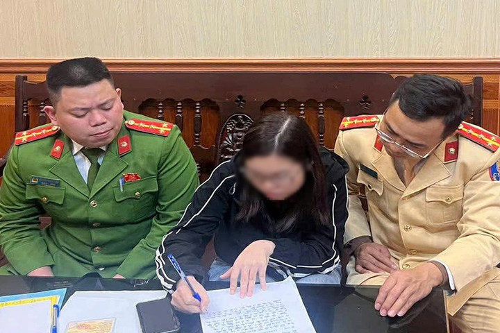 Bị xử phạt sau khi ôtô mắc kẹt trên đường ray khi cố tình đi vào đường cấm