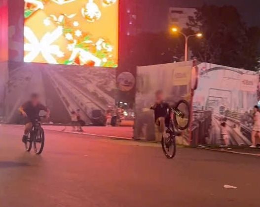 TP.HCM: Phạt hai thanh thiếu niên đi xe đạp bằng một bánh