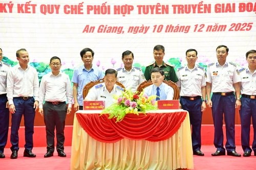 Ký kết quy chế phối hợp tuyên truyền giữa Báo Công lý và Bộ Tư lệnh Vùng Cảnh sát biển 4