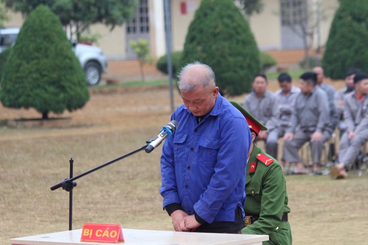 Trên đường đi điều trị... vẫn tìm mua ma túy để sử dụng
