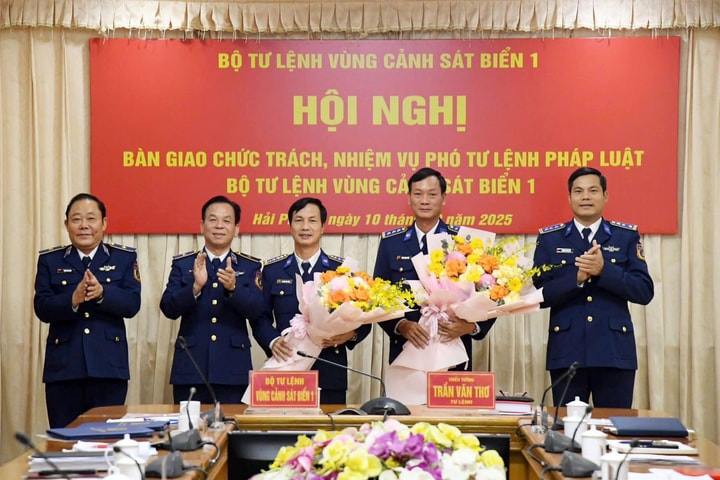Bàn giao chức trách Phó Tư lệnh Pháp luật Vùng Cảnh sát biển 1