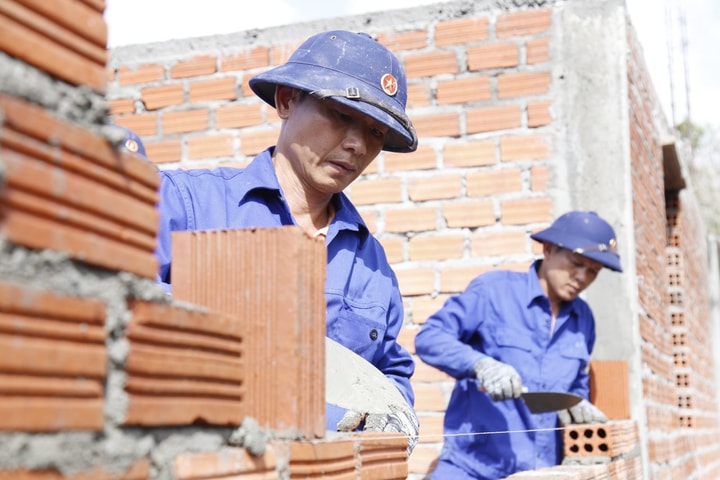 Bộ đội Vùng 3 Hải quân vượt nắng thắng mưa, dựng  nhà cho người dân vùng lũ