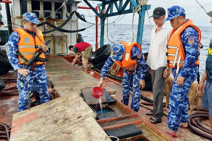 Tạm giữ tàu chở 12.000 lít dầu không rõ nguồn gốc