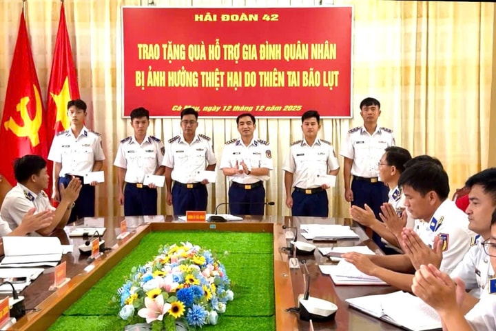 Trao tặng quà cho quân nhân có gia đình bị thiệt hại do thiên tai