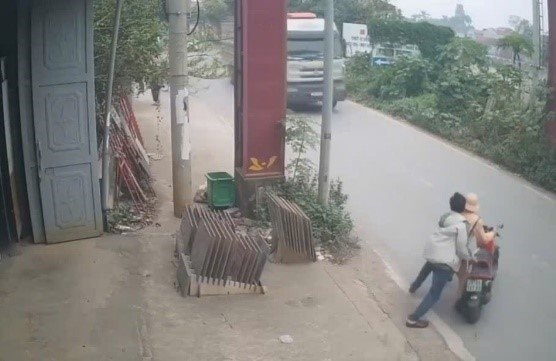 Khởi tố đối tượng đẩy CSGT vào đầu xe tải đi ngược chiều ở Hà Nội