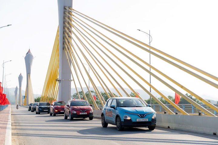 “Trèo đèo lội suối” cả vạn km với VinFast VF 5, lộ loạt ưu điểm của xe “chiến” nhất phân khúc