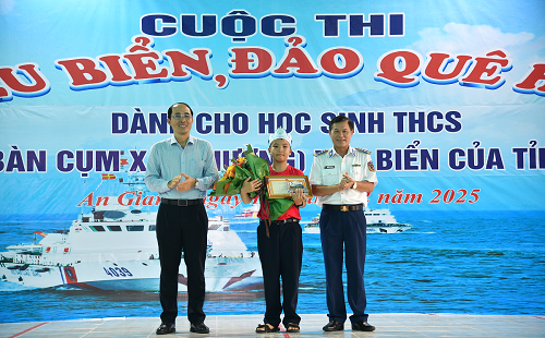 Lan tỏa tình yêu biển đảo quê hương đến với các em học sinh