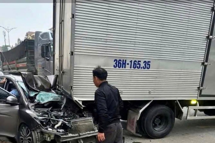 Ô tô con bẹp dúm liên hoàn trên Quốc lộ 1A